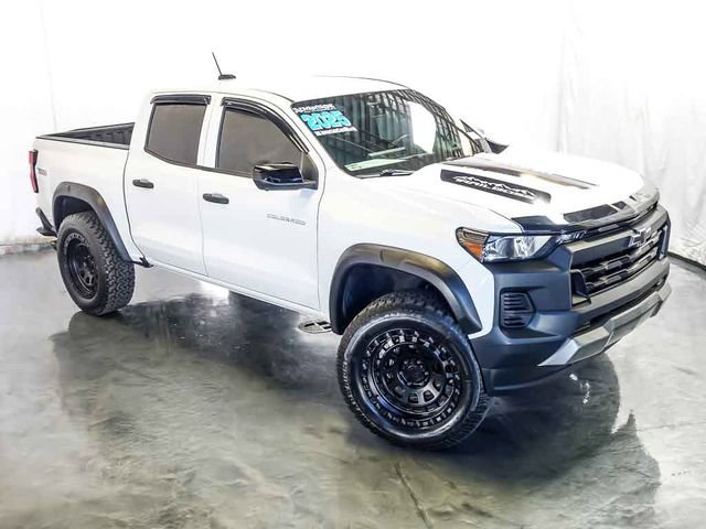 Used 2025 Chevrolet Colorado Trail Boss w/ Midnight Edition AWD/4WD image 6