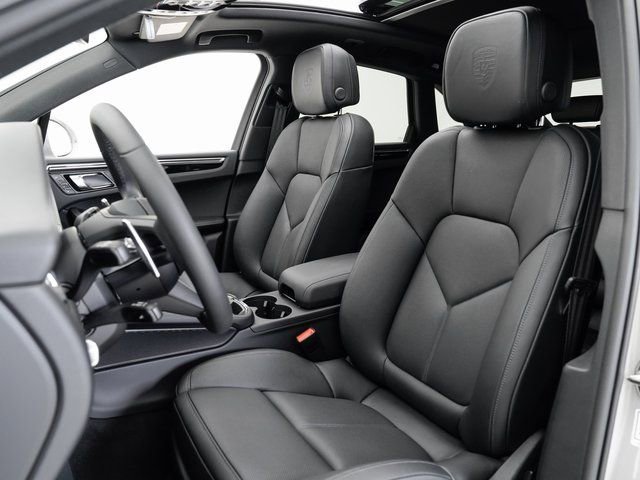Certified 2025 Porsche Macan image 5
