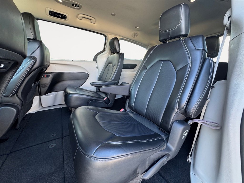 Used 2024 Chrysler Pacifica Touring-L image 13