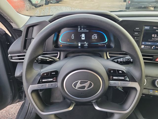 Used 2025 Hyundai Elantra SE image 17