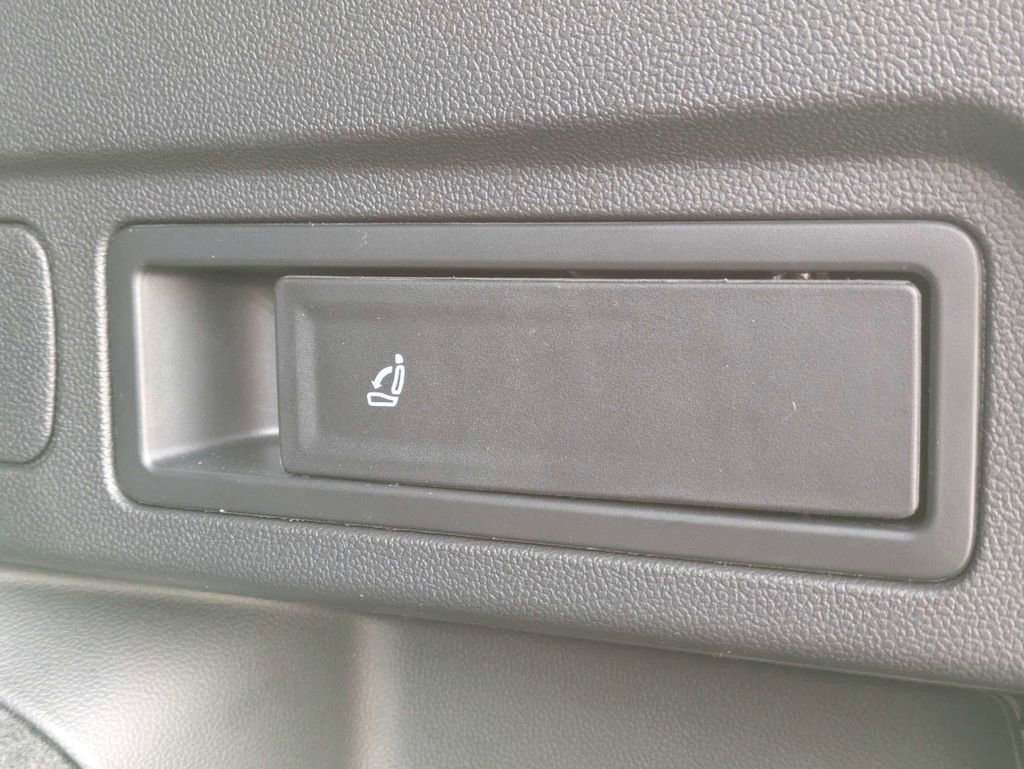 Certified 2023 Volkswagen Tiguan SEL R-Line image 15