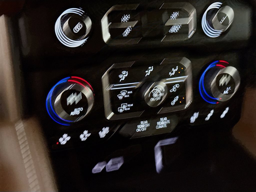 Used 2024 Chevrolet Suburban High Country w/ Advanced Technology Package AWD/4WD image 8