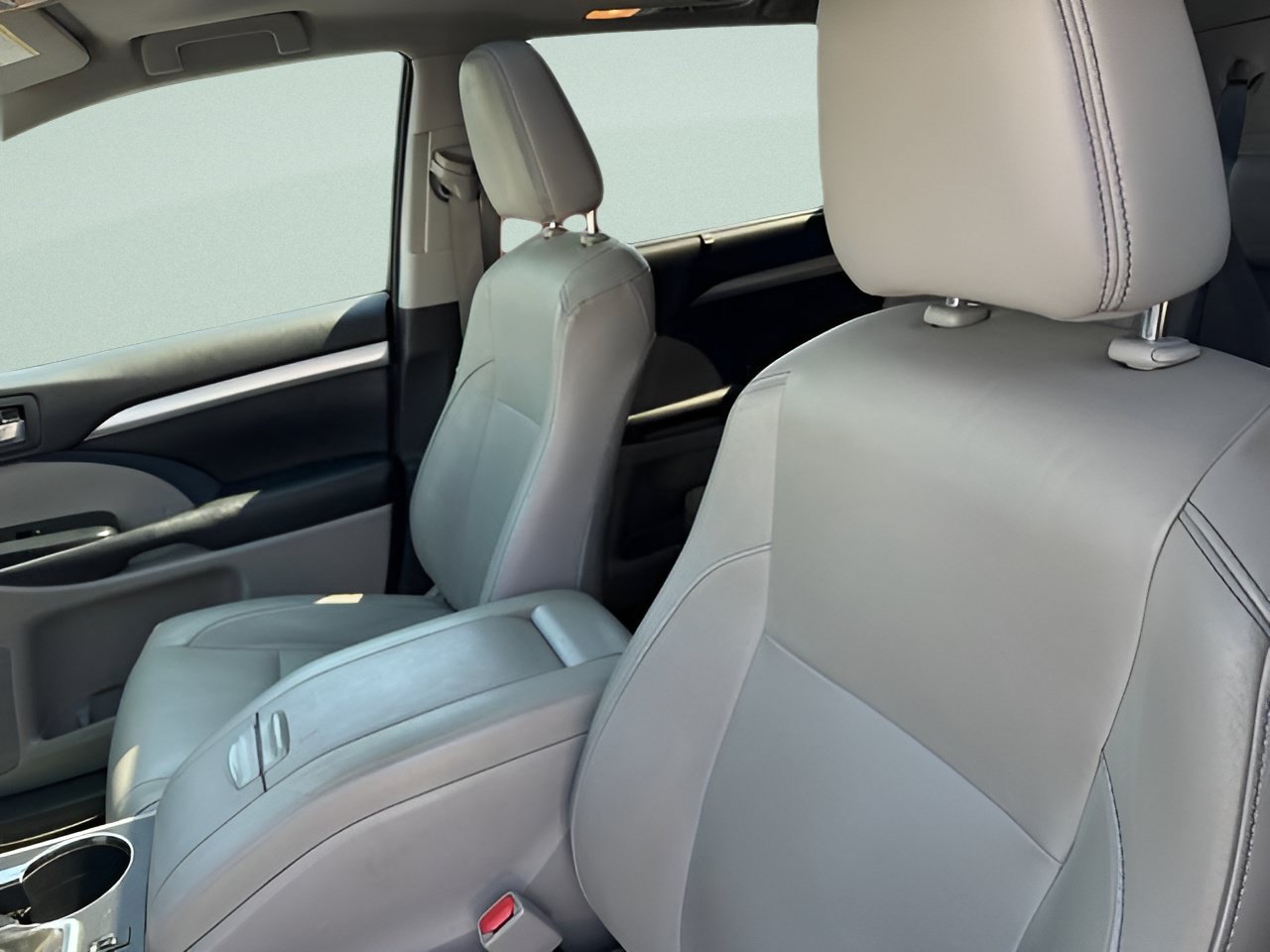 Used 2017 Toyota Highlander XLE AWD/4WD image 18