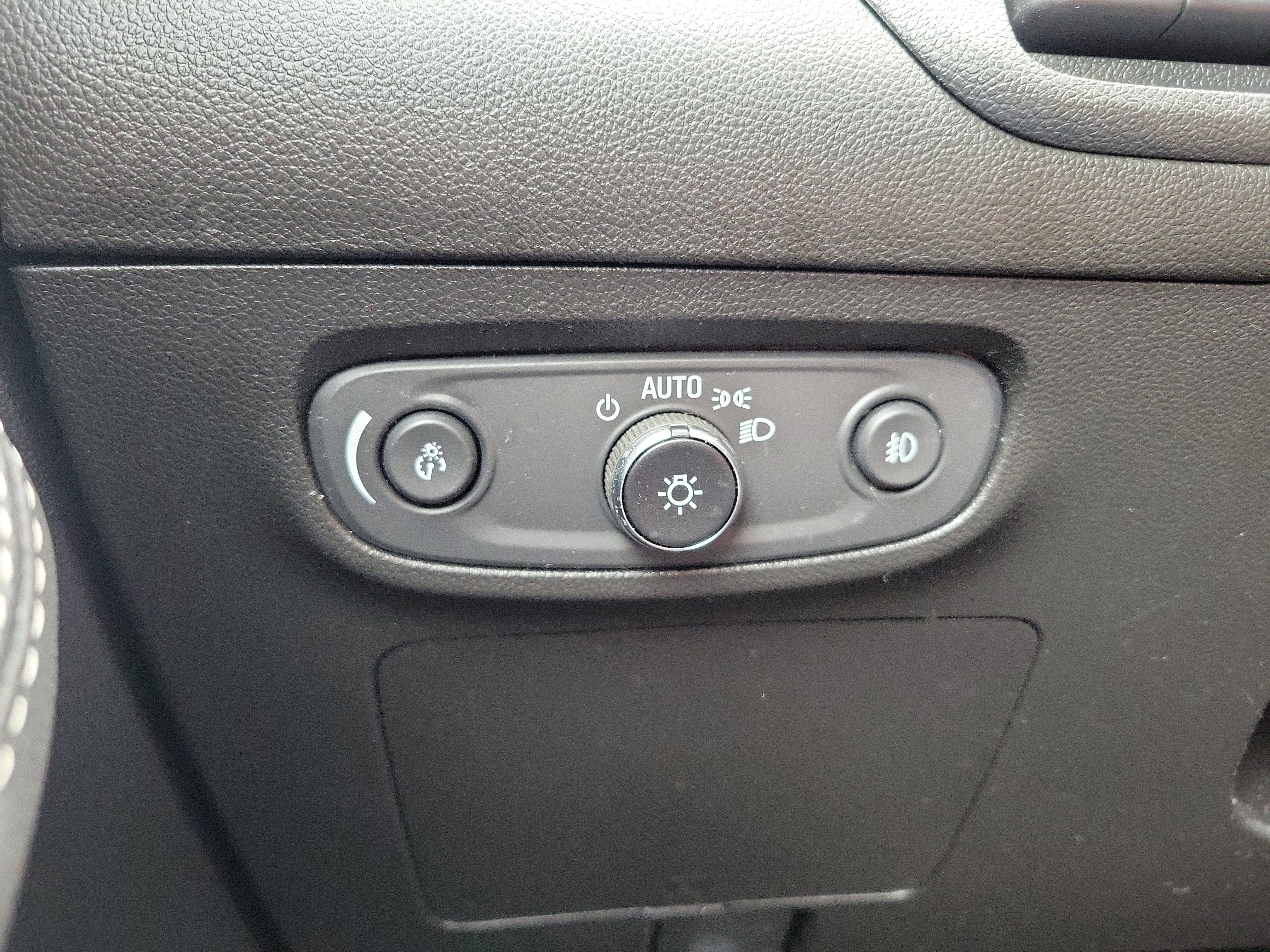 Used 2020 Buick Encore GX Essence w/ Experience Buick Package image 29