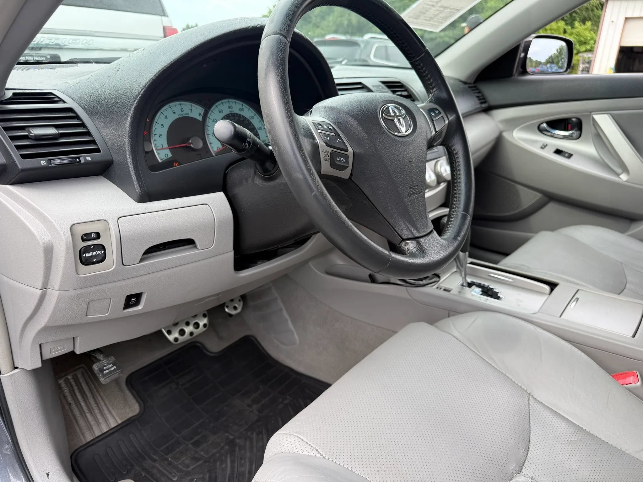Used 2010 Toyota Camry SE FWD image 17