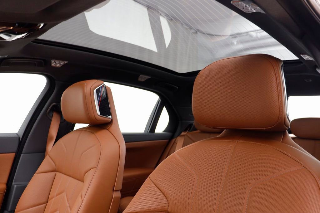 Used 2025 BMW 750e xDrive w/ Executive Package image 14