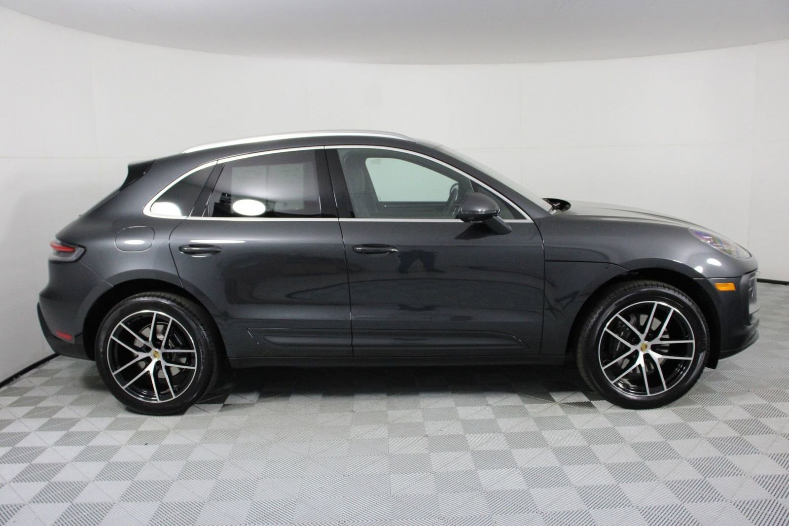 Certified 2025 Porsche Macan AWD/4WD image 8