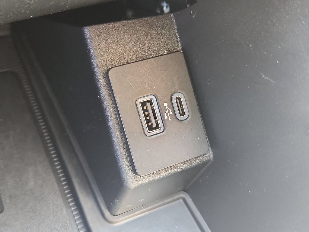Used 2021 Ford Edge Titanium FWD image 19