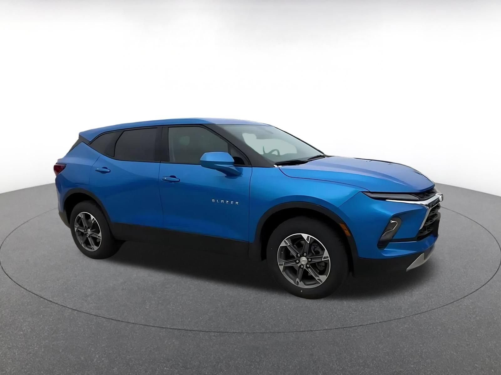 Used 2025 Chevrolet Blazer LT FWD image 2