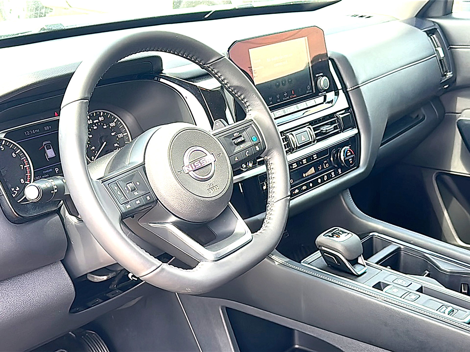 Used 2025 Nissan Pathfinder SV FWD image 12