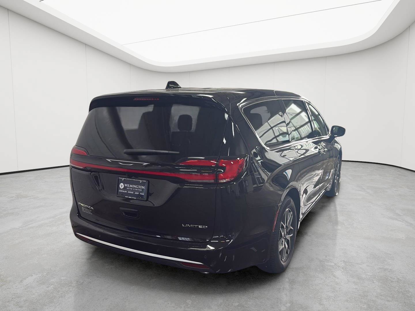 New 2027 Chrysler Pacifica Limited FWD image 3