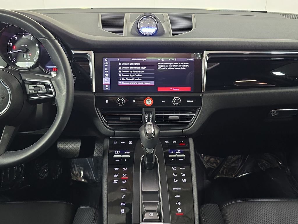 Certified 2025 Porsche Macan image 16