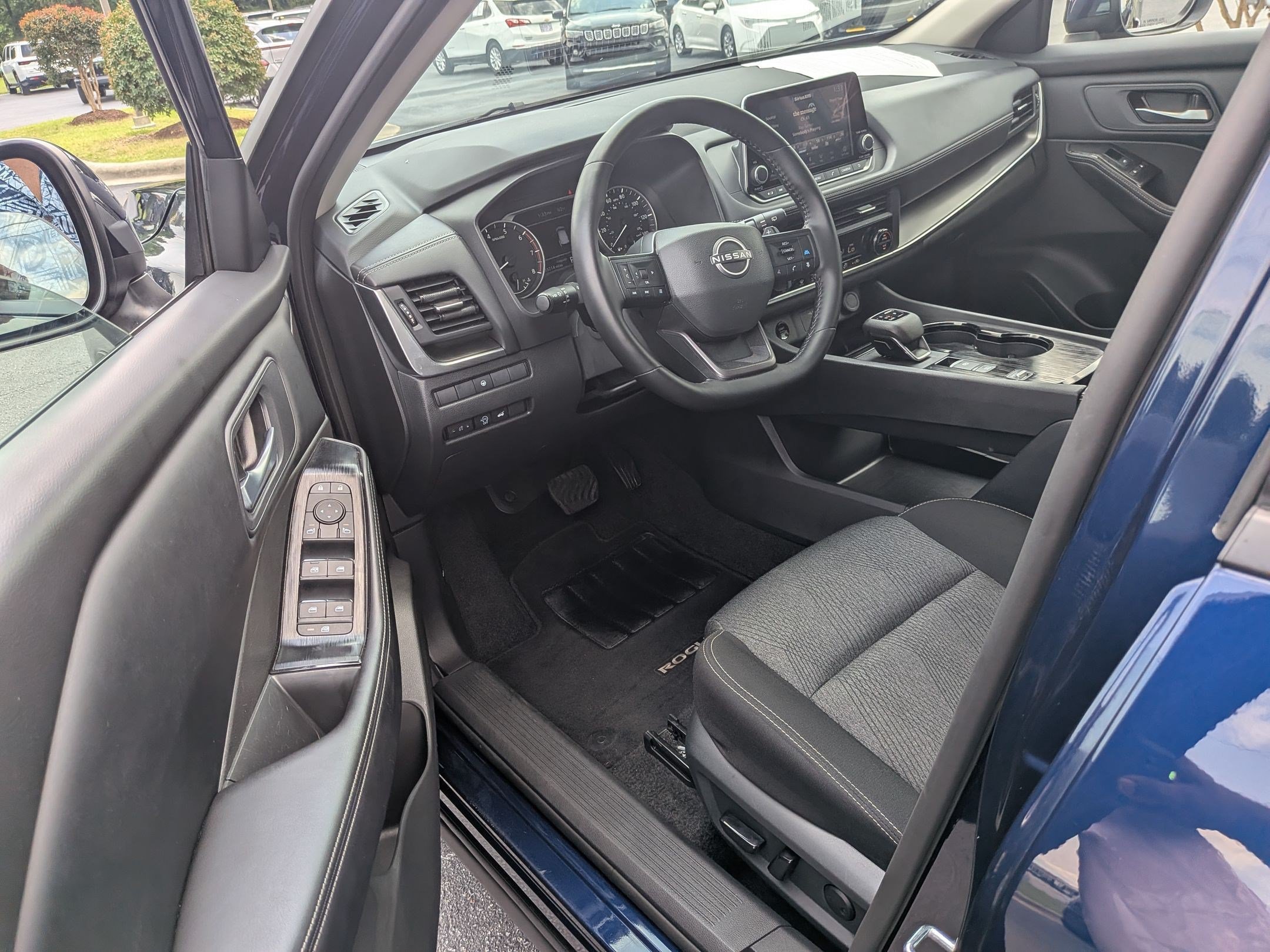 Used 2025 Nissan Rogue SV FWD image 11