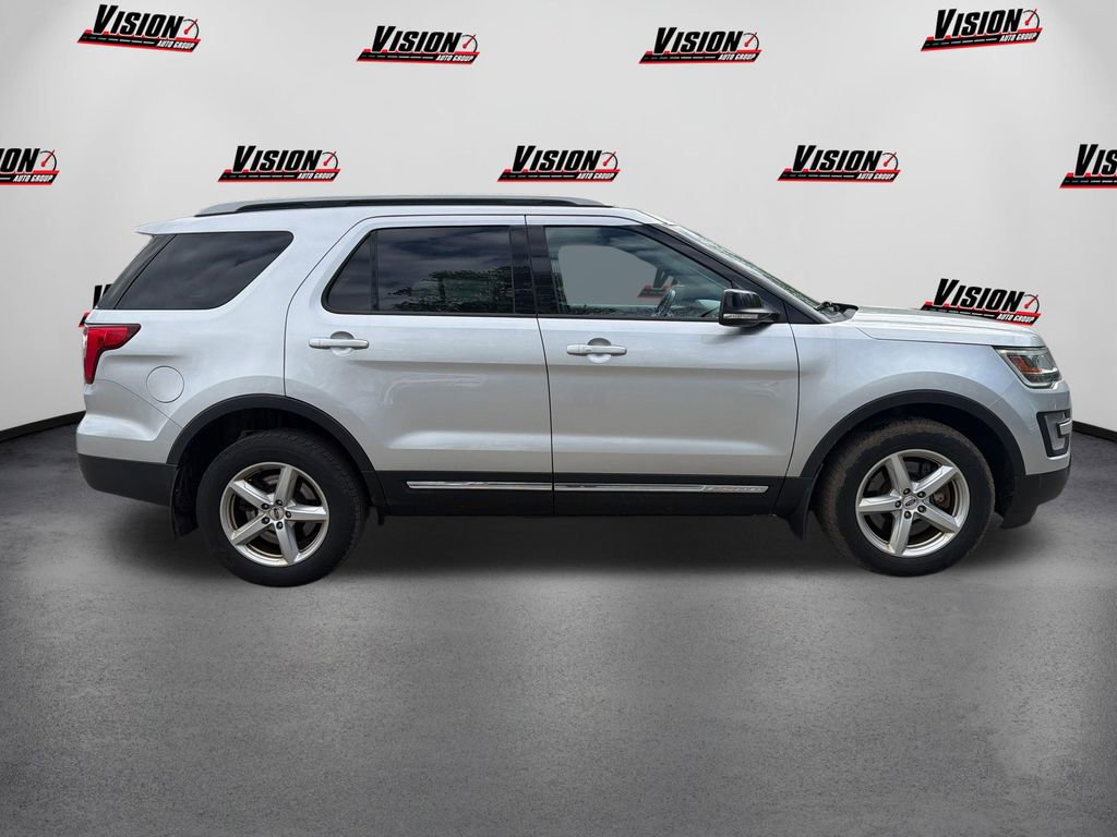 Used 2017 Ford Explorer XLT w/ Equipment Group 202A AWD/4WD image 4
