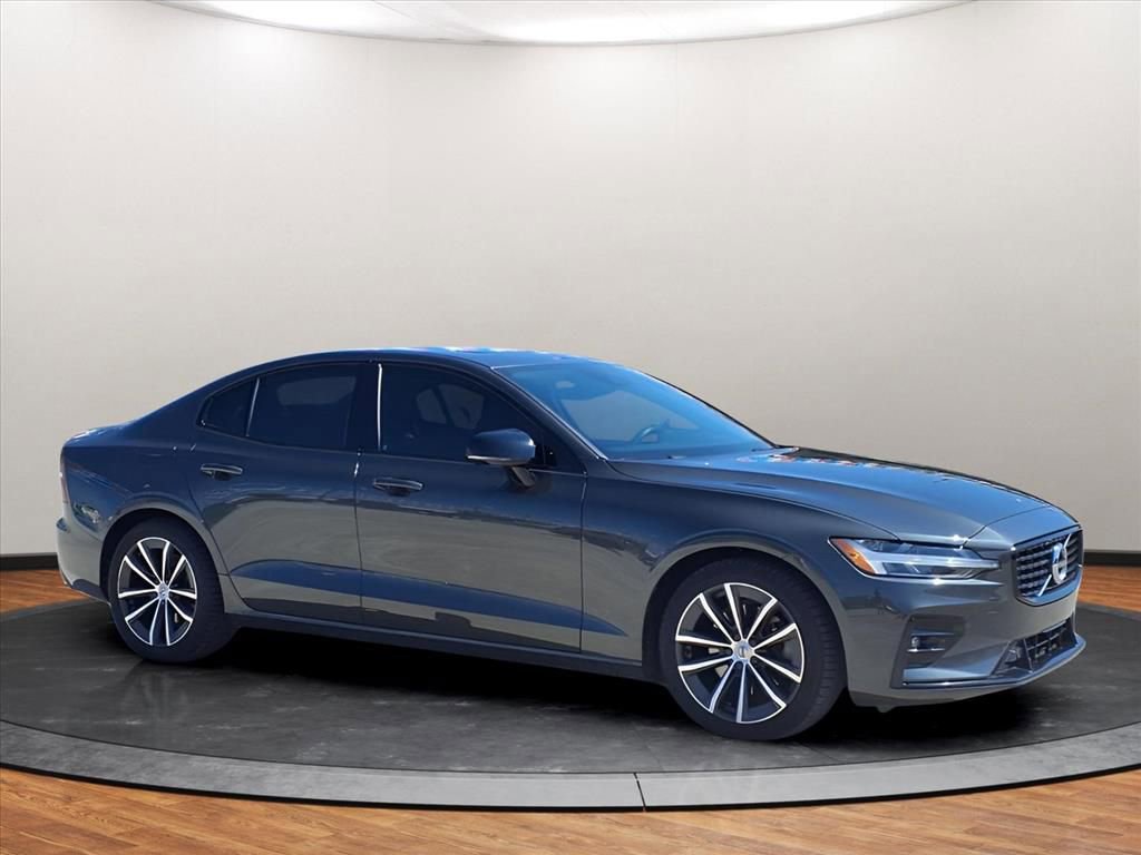 Used 2021 Volvo S60 T5 Momentum image 2