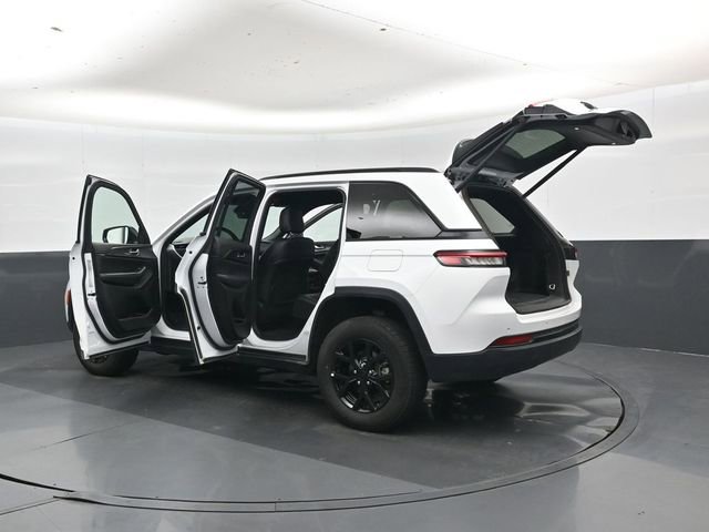 Used 2025 Jeep Grand Cherokee Altitude image 46