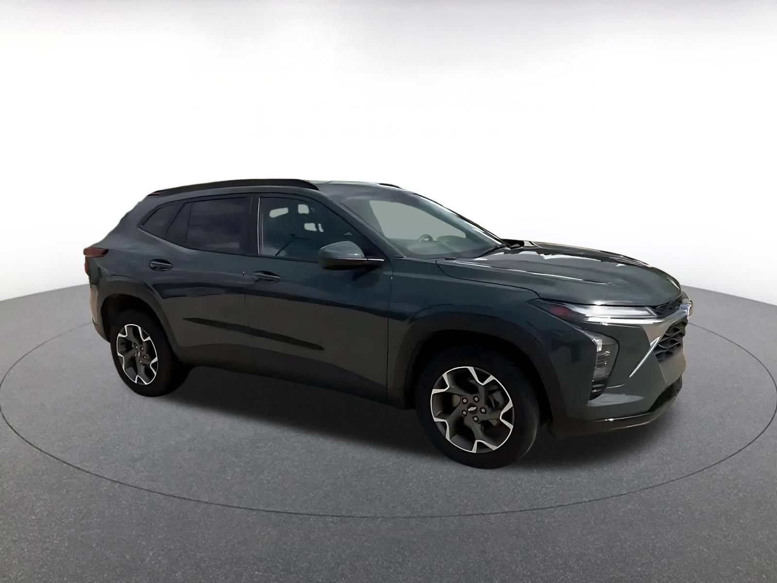 Used 2025 Chevrolet Trax LT FWD image 2