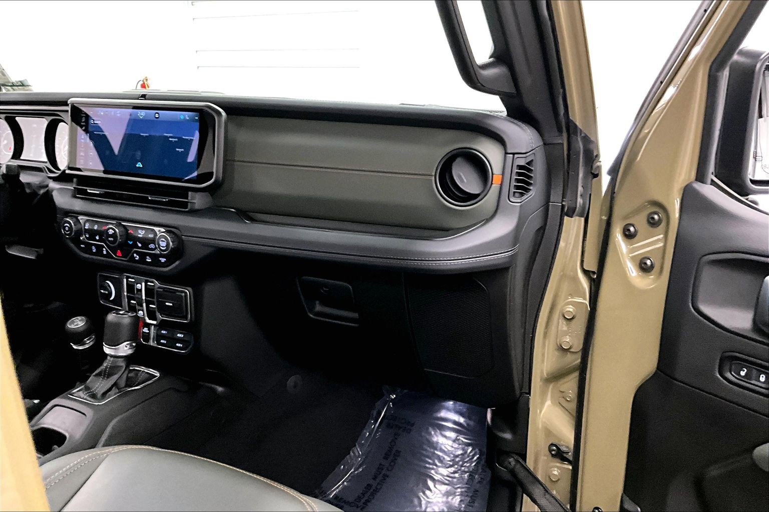 Used 2025 Jeep Gladiator Mojave AWD/4WD image 18