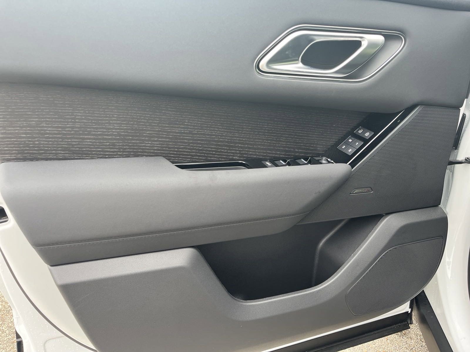 Used 2025 Land Rover Range Rover Velar Dynamic SE image 11