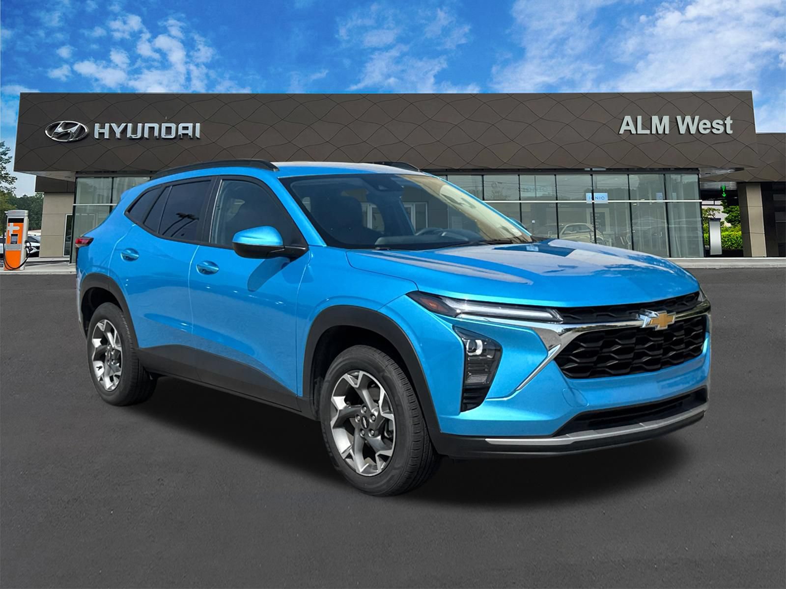 Used 2025 Chevrolet Trax LT FWD image 3