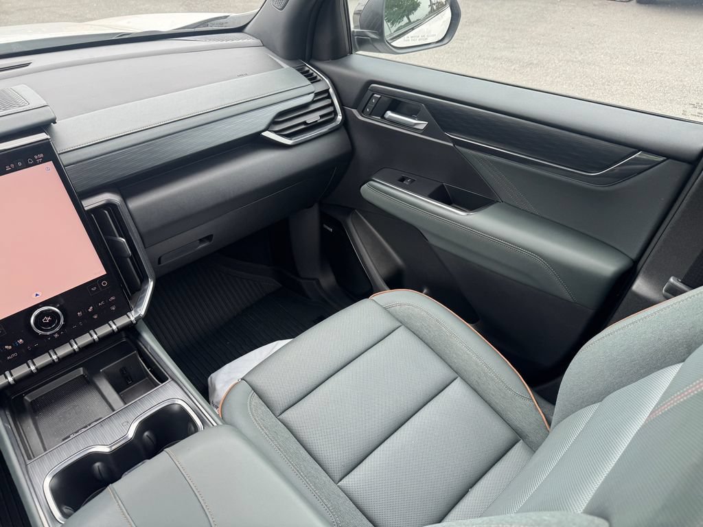 Used 2025 GMC Acadia AT4 w/ Luxury Package AWD/4WD image 15