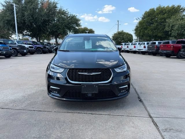 Used 2024 Chrysler Pacifica Touring-L FWD image 2