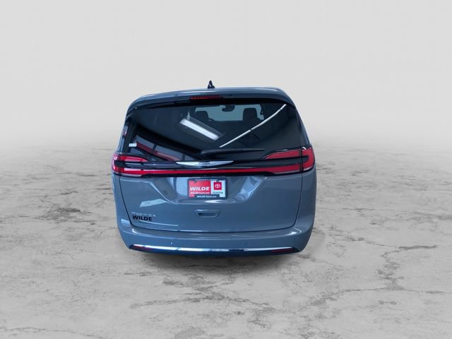 Used 2025 Chrysler Pacifica Select FWD image 9