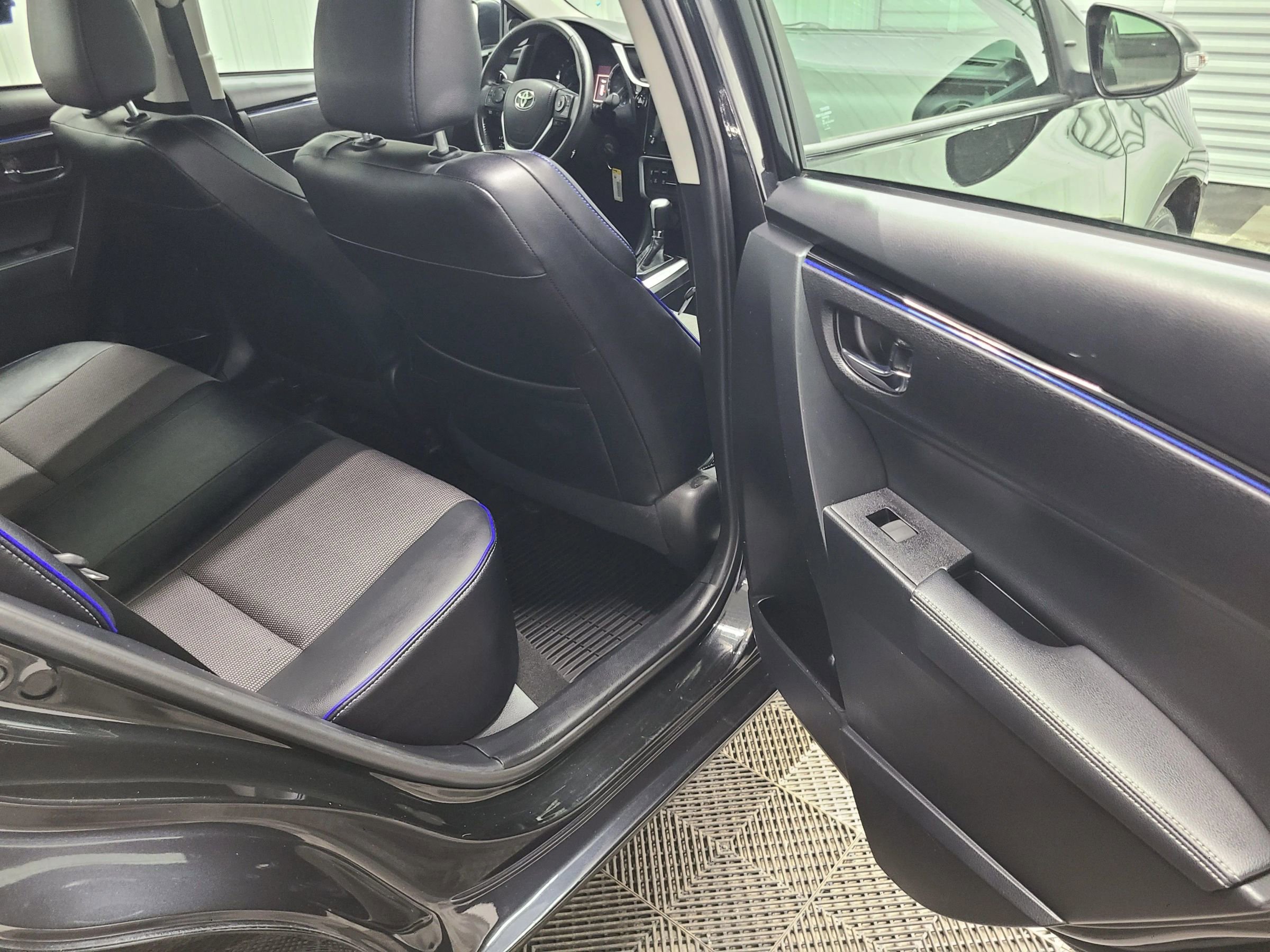 Used 2018 Toyota Corolla SE FWD image 37
