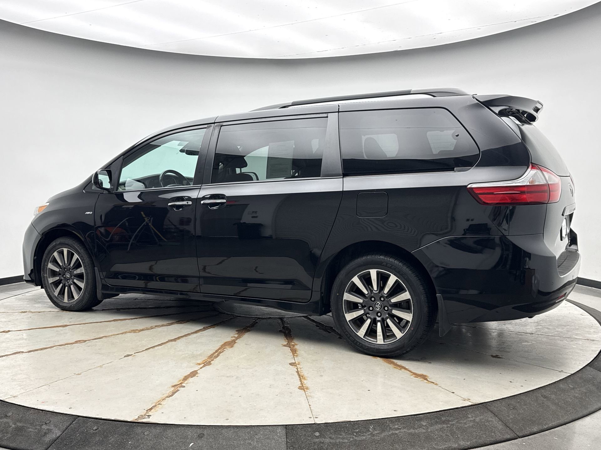Used 2019 Toyota Sienna XLE w/ XLE Navigation Package AWD/4WD image 3