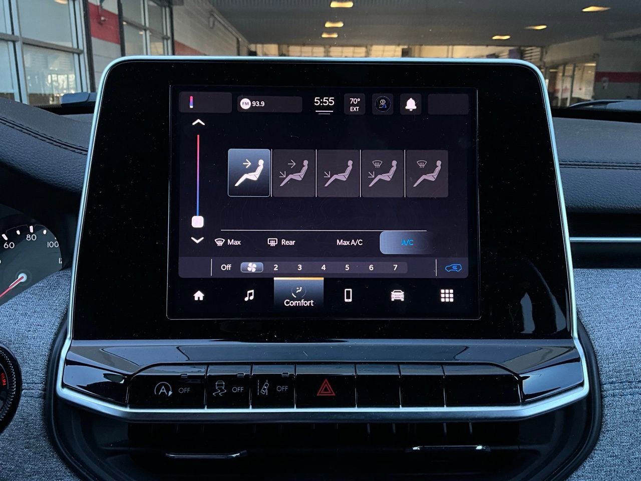 Used 2025 Jeep Compass Latitude AWD/4WD image 30