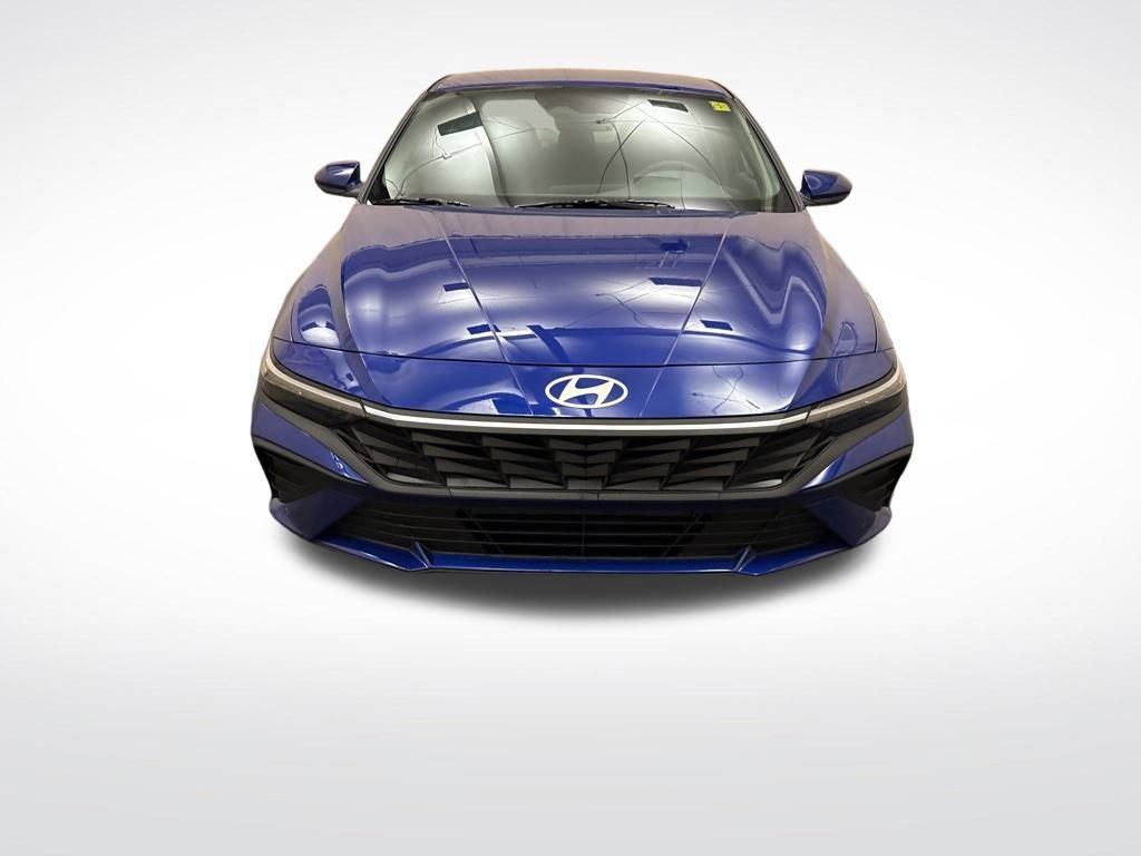 Certified 2025 Hyundai Elantra SE image 2