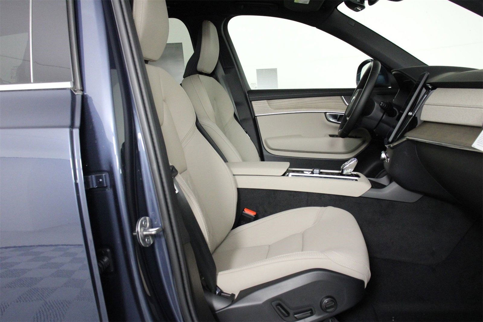 New 2026 Volvo XC90 T8 Core image 10