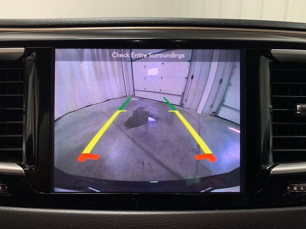 Used 2018 Chrysler Pacifica Touring-L w/ Tire & Wheel Group FWD image 8