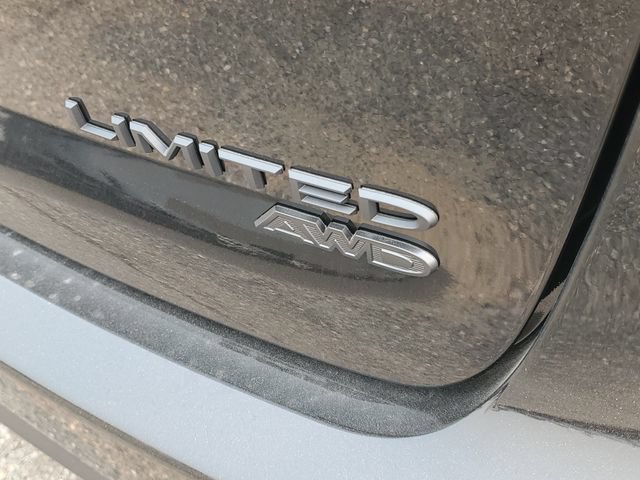 New 2027 Chrysler Pacifica Limited w/ Family Tech Group AWD/4WD image 6