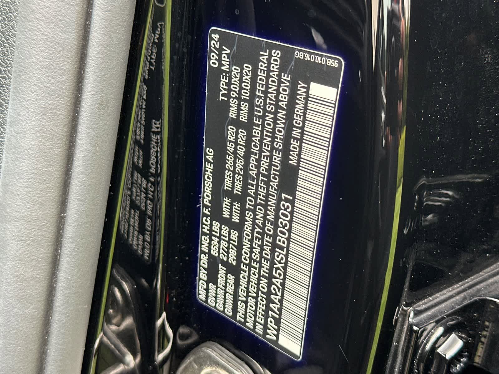 Certified 2025 Porsche Macan AWD/4WD image 33