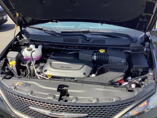 Used 2025 Chrysler Voyager LX FWD image 41