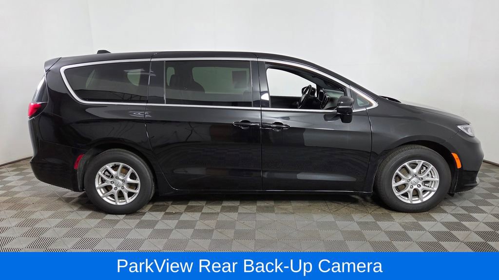 Used 2025 Chrysler Pacifica Select image 9