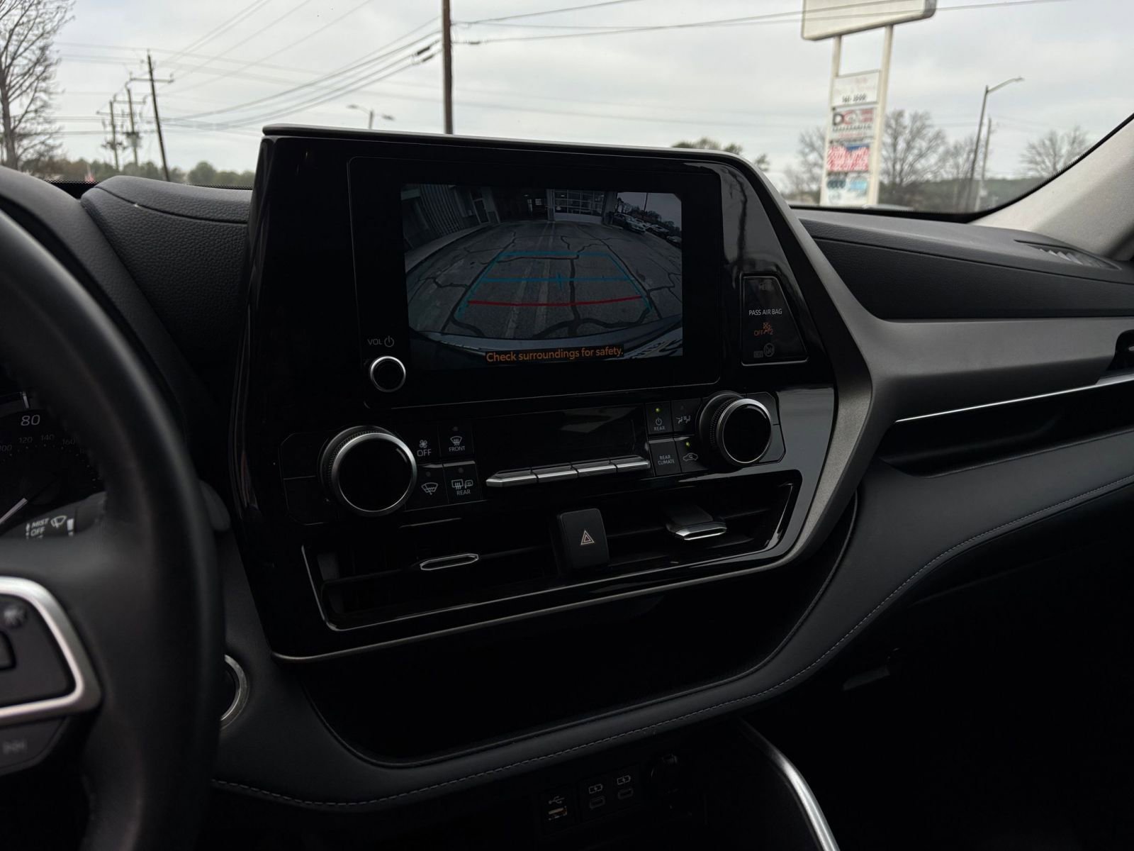 Used 2025 Toyota Highlander LE image 26