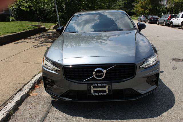 Used 2021 Volvo S60 T5 Momentum image 2