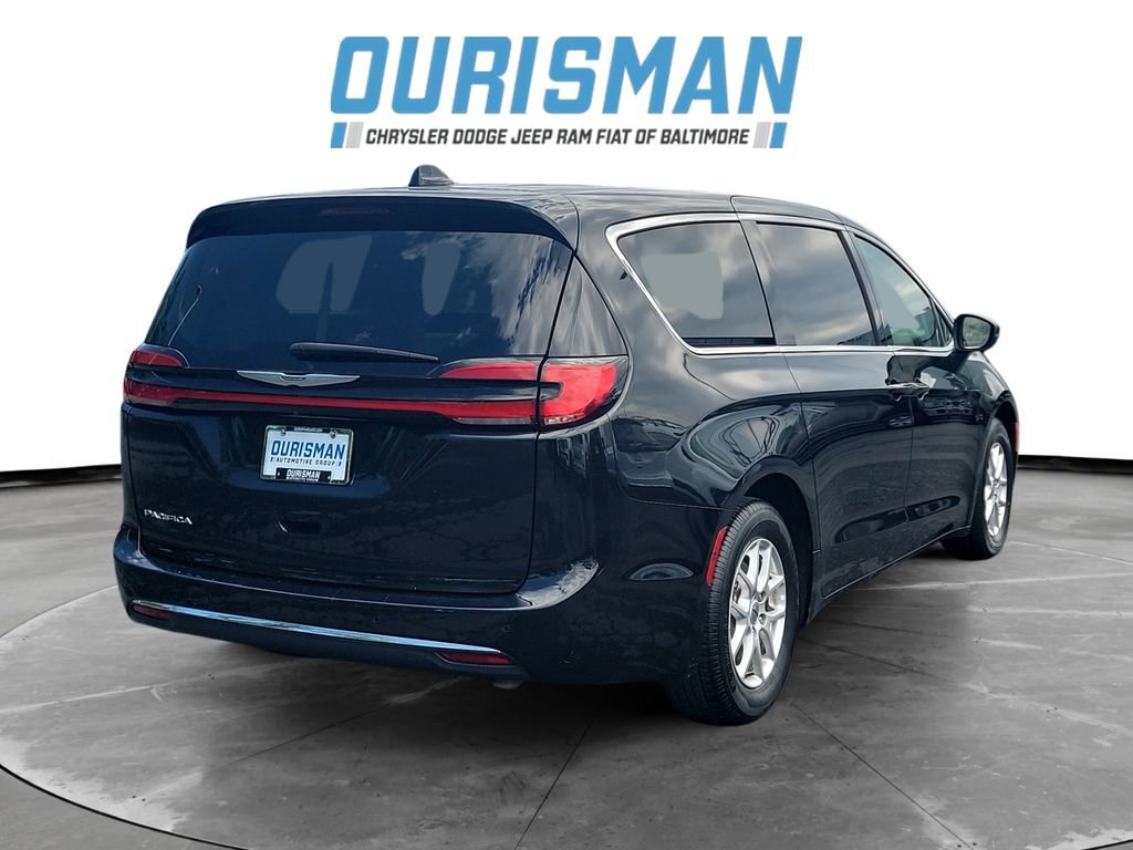 Used 2023 Chrysler Pacifica Touring-L FWD image 6