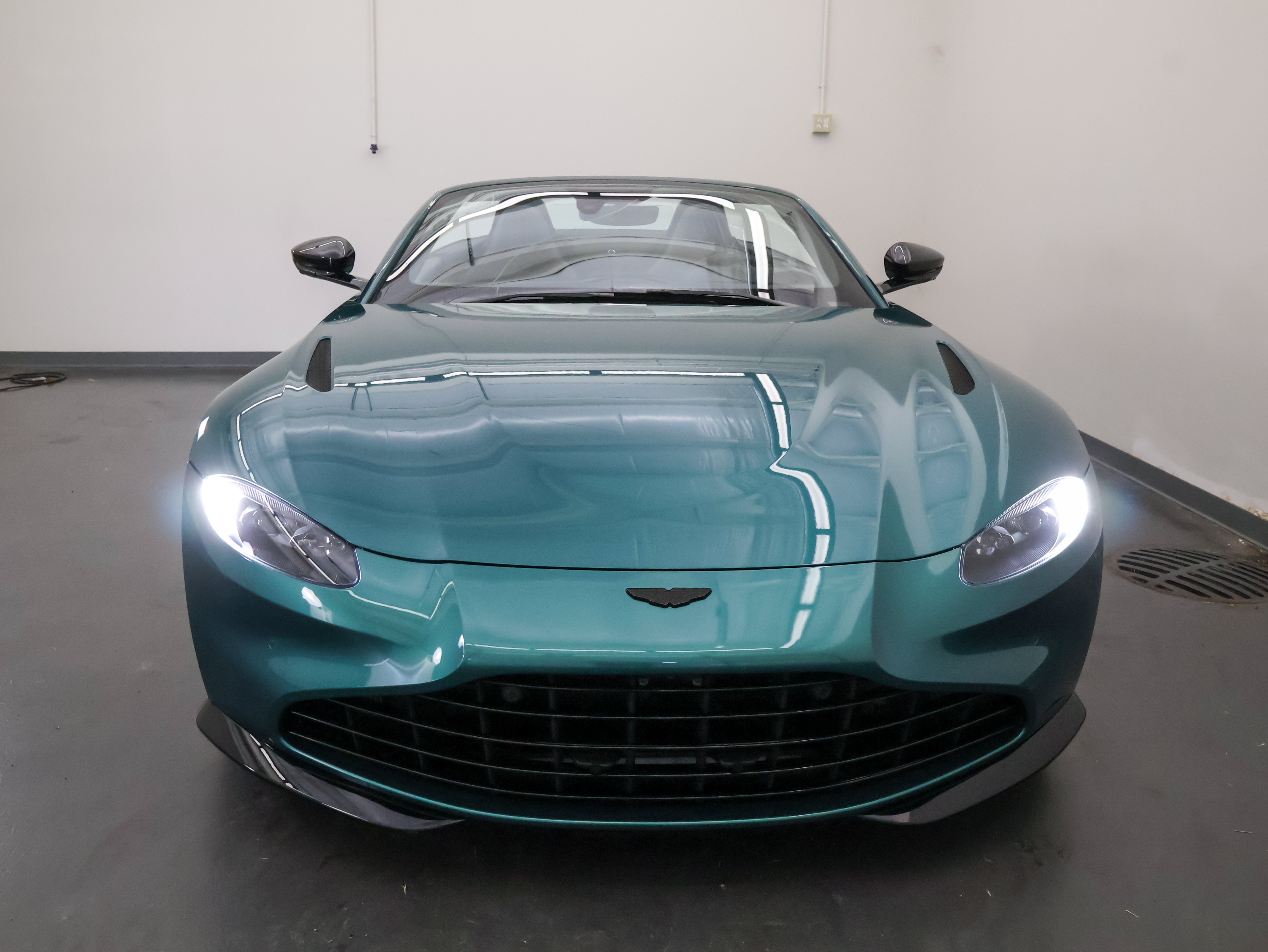 Used 2023 Aston Martin V8 Vantage Roadster RWD image 9