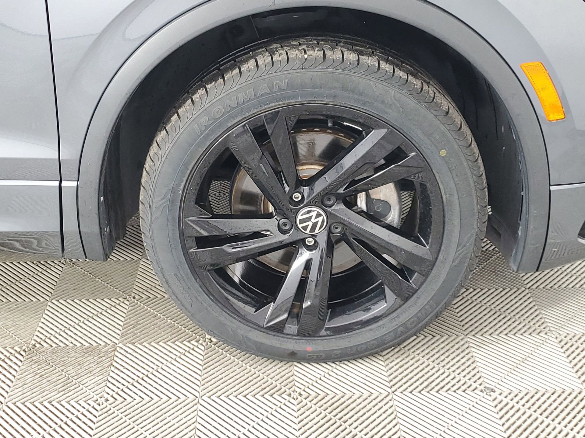 Used 2023 Volkswagen Tiguan SE R-Line image 14