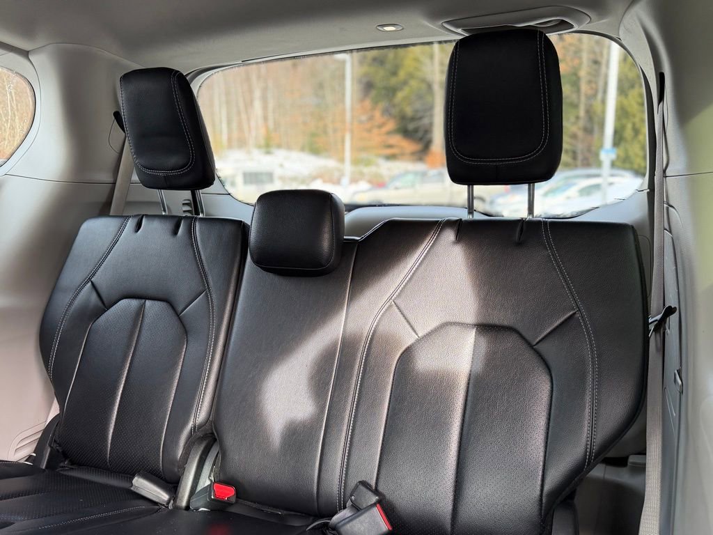 Used 2022 Chrysler Pacifica Touring-L image 5