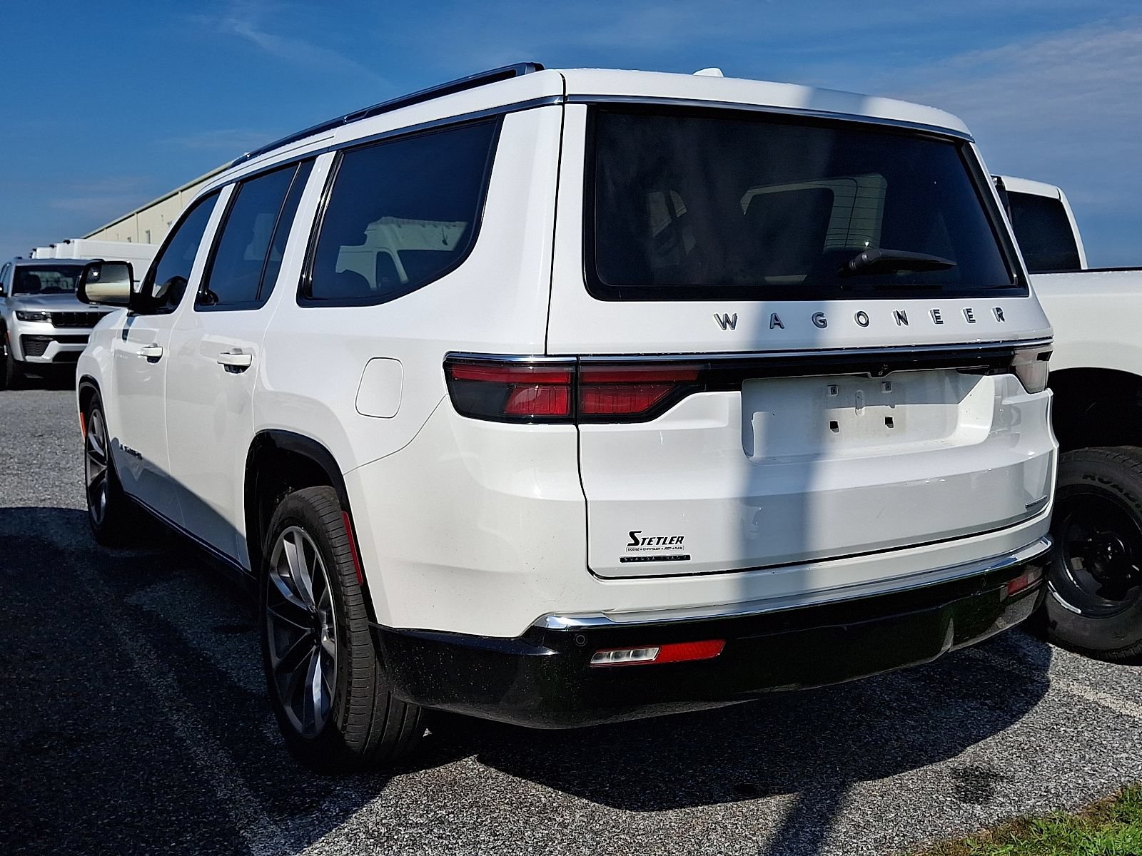Used 2023 Jeep Wagoneer Series III w/ Premium Group I AWD/4WD image 3