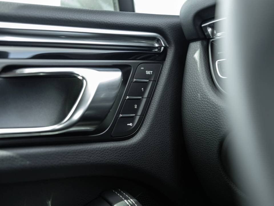 Certified 2025 Porsche Macan Turbo image 18