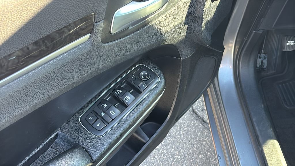 Used 2011 Chrysler 300 Limited image 14