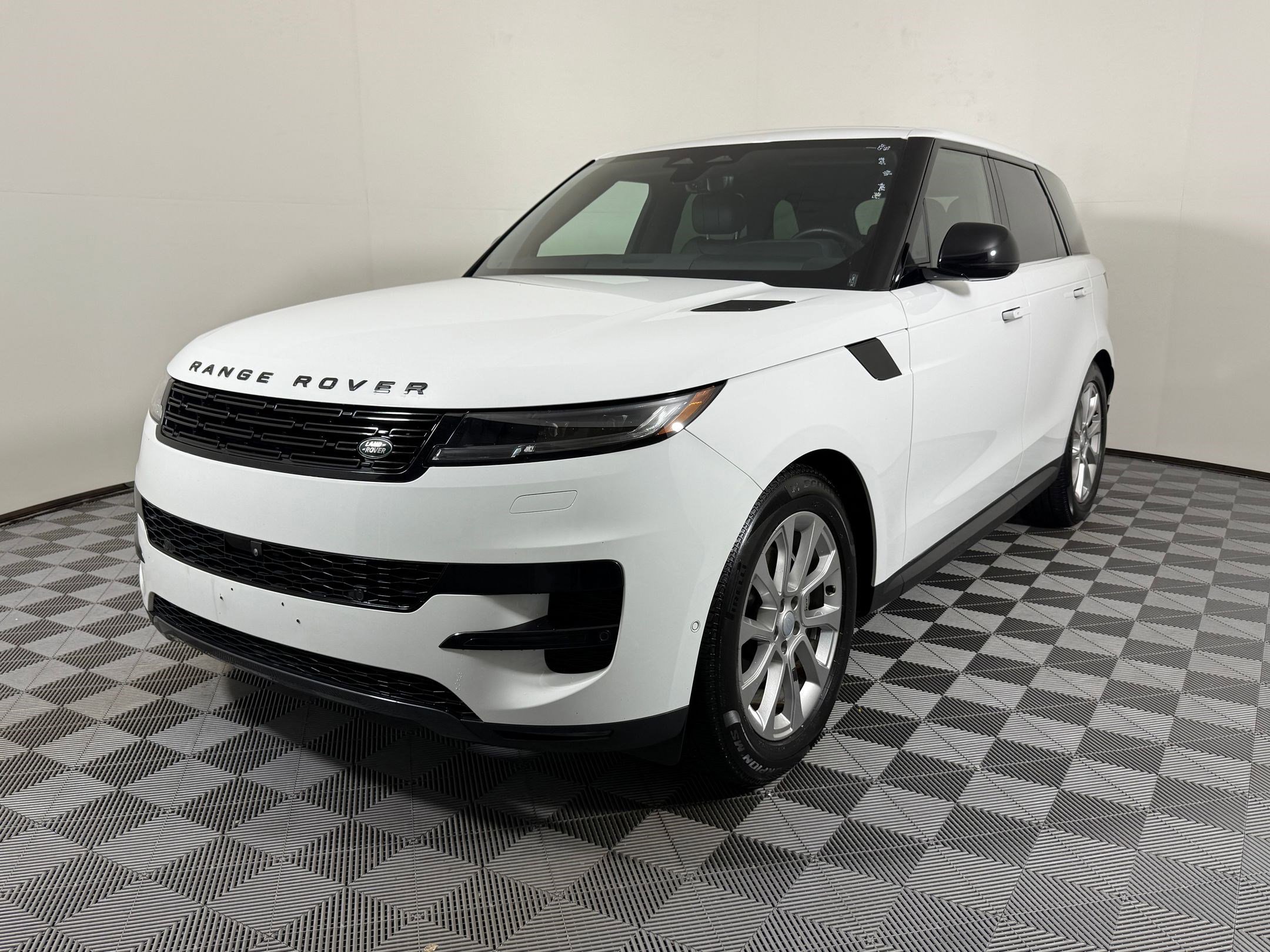 Used 2025 Land Rover Range Rover Sport SE