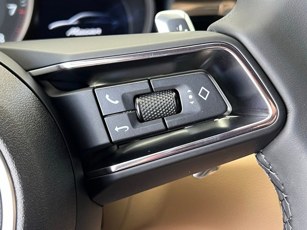 Certified 2025 Porsche Macan image 8