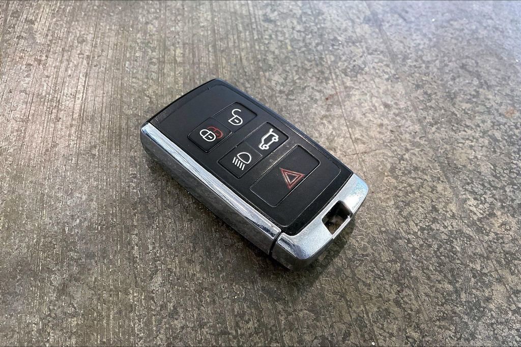 Used 2020 Land Rover Discovery Sport SE AWD/4WD image 11