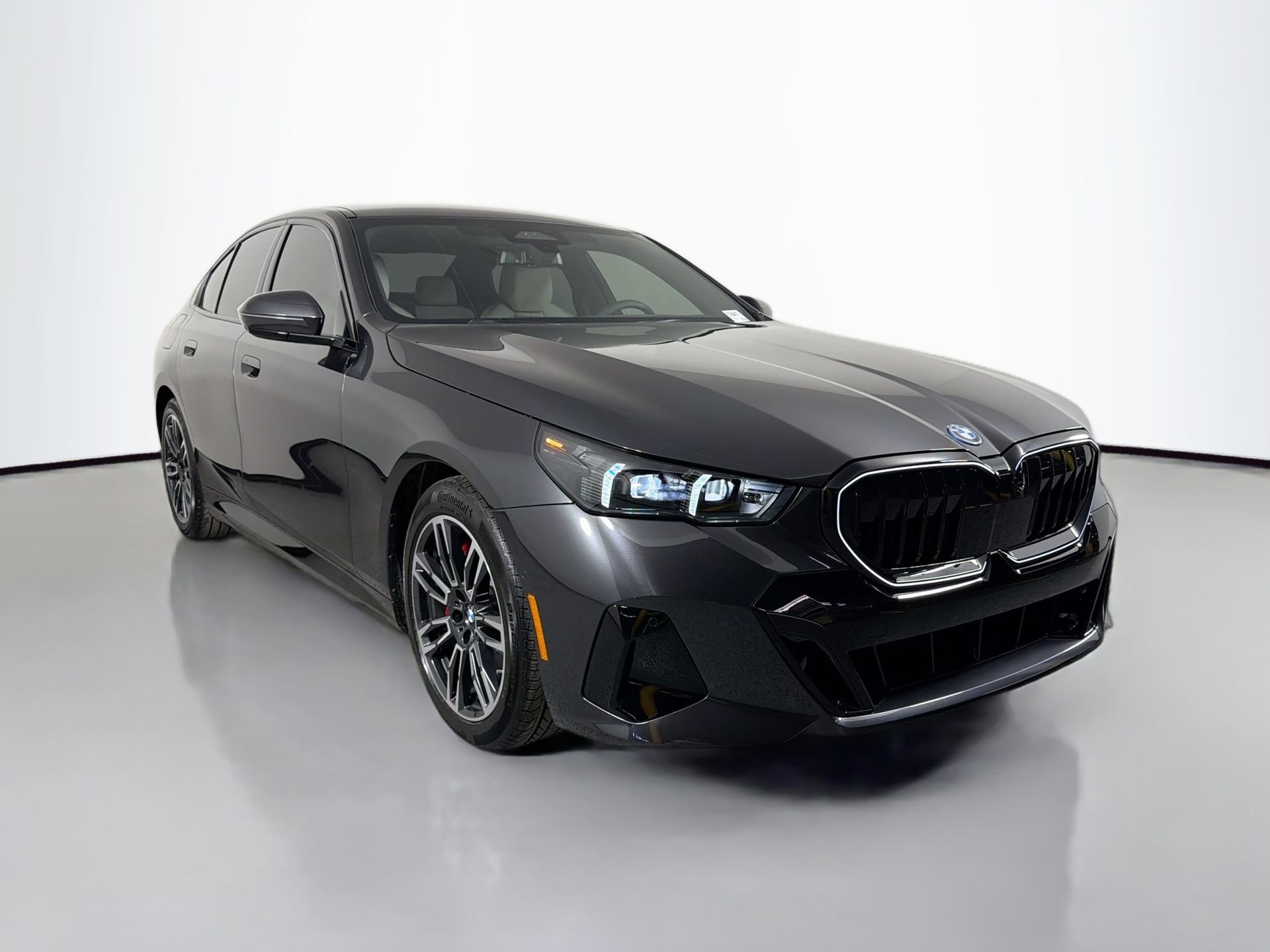 New 2026 BMW 550e xDrive w/ Premium Package image 3